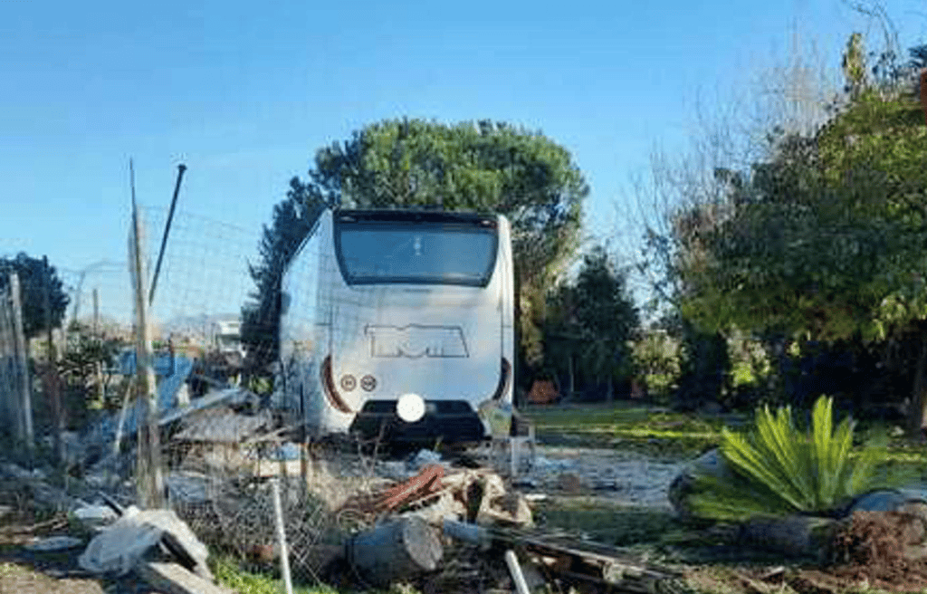 Malore Alla Guida Con Bambini A Bordo Il Bus Finisce Fuori Strada