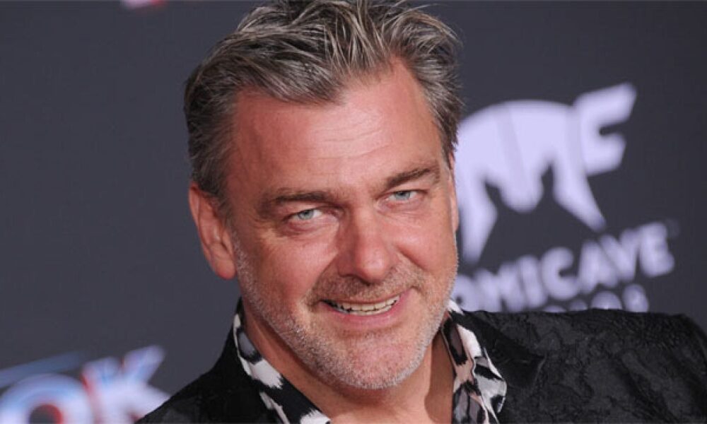 Morto A 59 Anni L Attore Ray Stevenson Colto Da Un Malore A Ischia