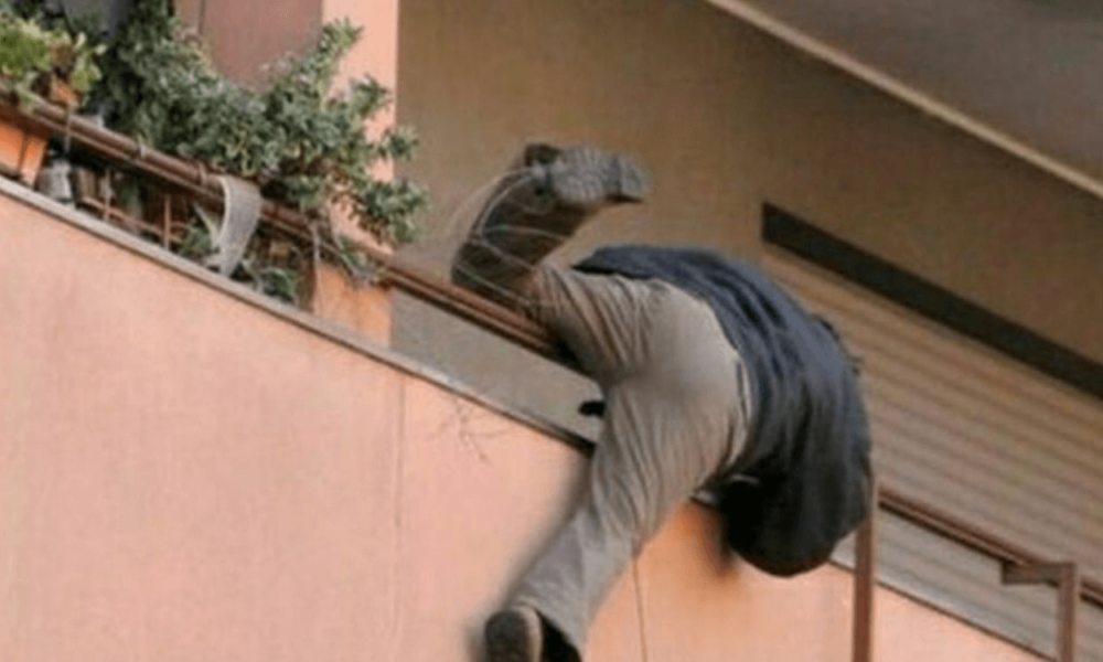 Il Marito Torna A Casa L Amante Cade Da Balcone E Muore