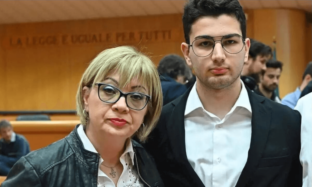 Uccide il papà che picchiava la madre condannato ma è rivolta