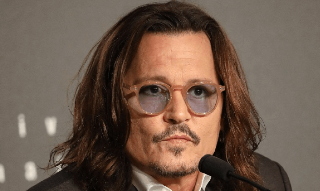 Johnny Depp Mamma era violenta, mi ha fatto a pezzi. Vi racconto tutto quello che ho subito, l'infanzia della star di Hollywood