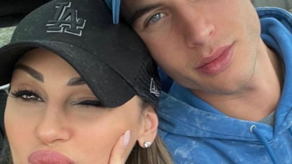 Anna Tatangelo esce allo scoperto con il suo nuovo fidanzato Mattia Narducci. I due hanno postato la prima foto insieme su Instagram.