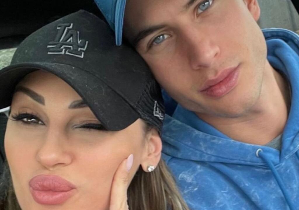 Anna Tatangelo esce allo scoperto con il suo nuovo fidanzato Mattia Narducci. I due hanno postato la prima foto insieme su Instagram.