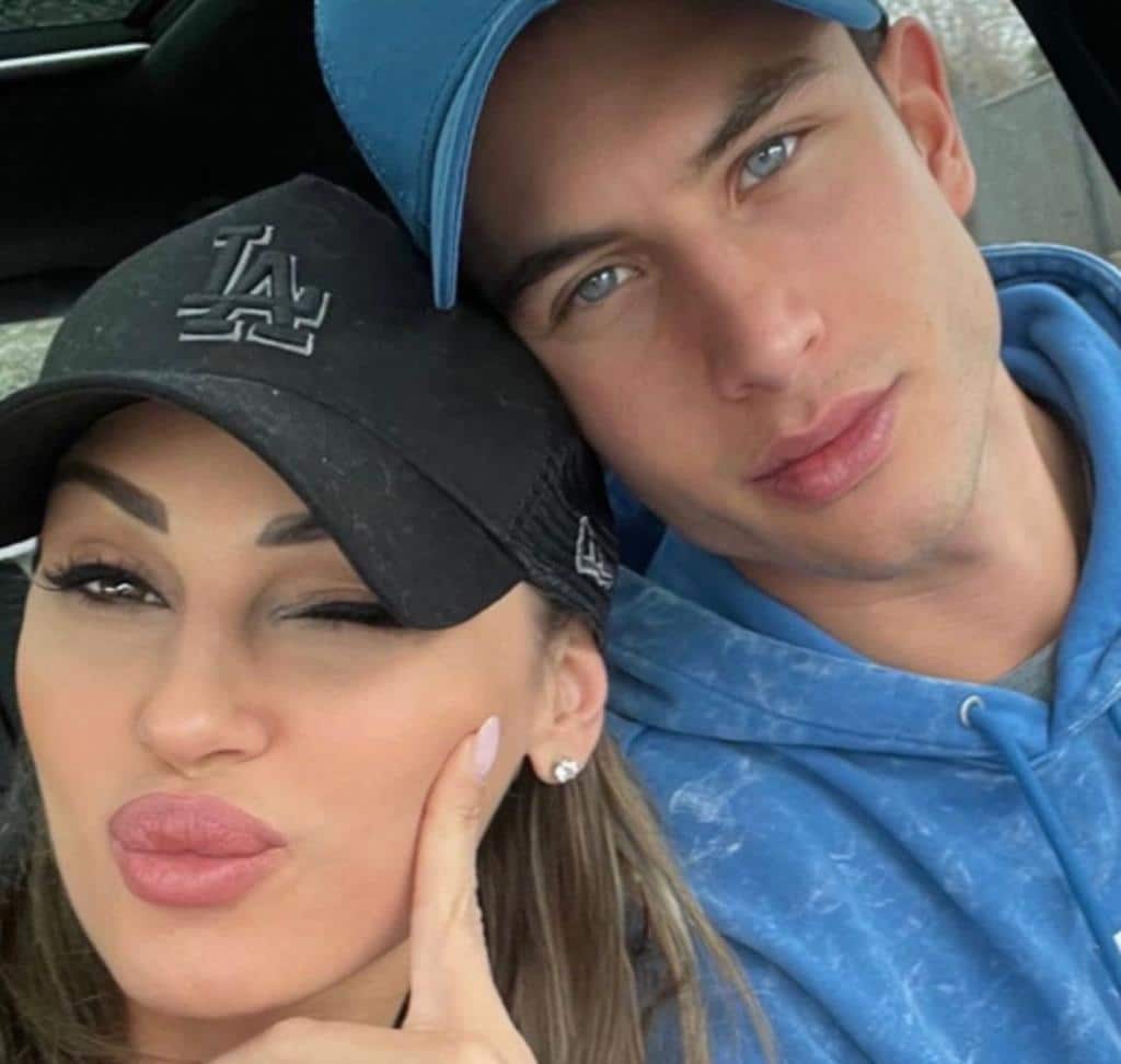 Anna Tatangelo esce allo scoperto con il suo nuovo fidanzato Mattia Narducci. I due hanno postato la prima foto insieme su Instagram.