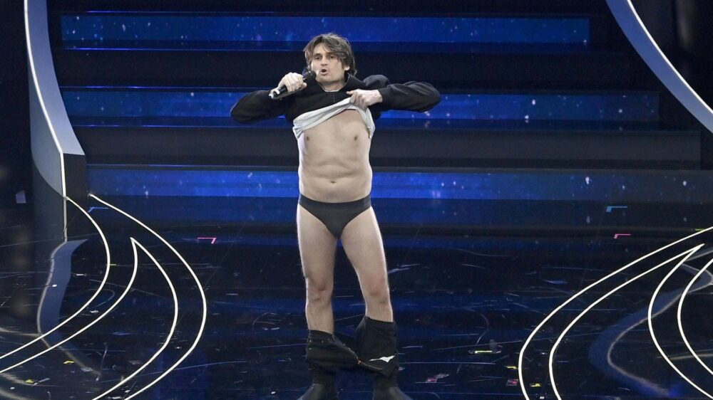 Sanremo 2023, Angelo Duro rimane in mutande sul palco dell’Ariston.