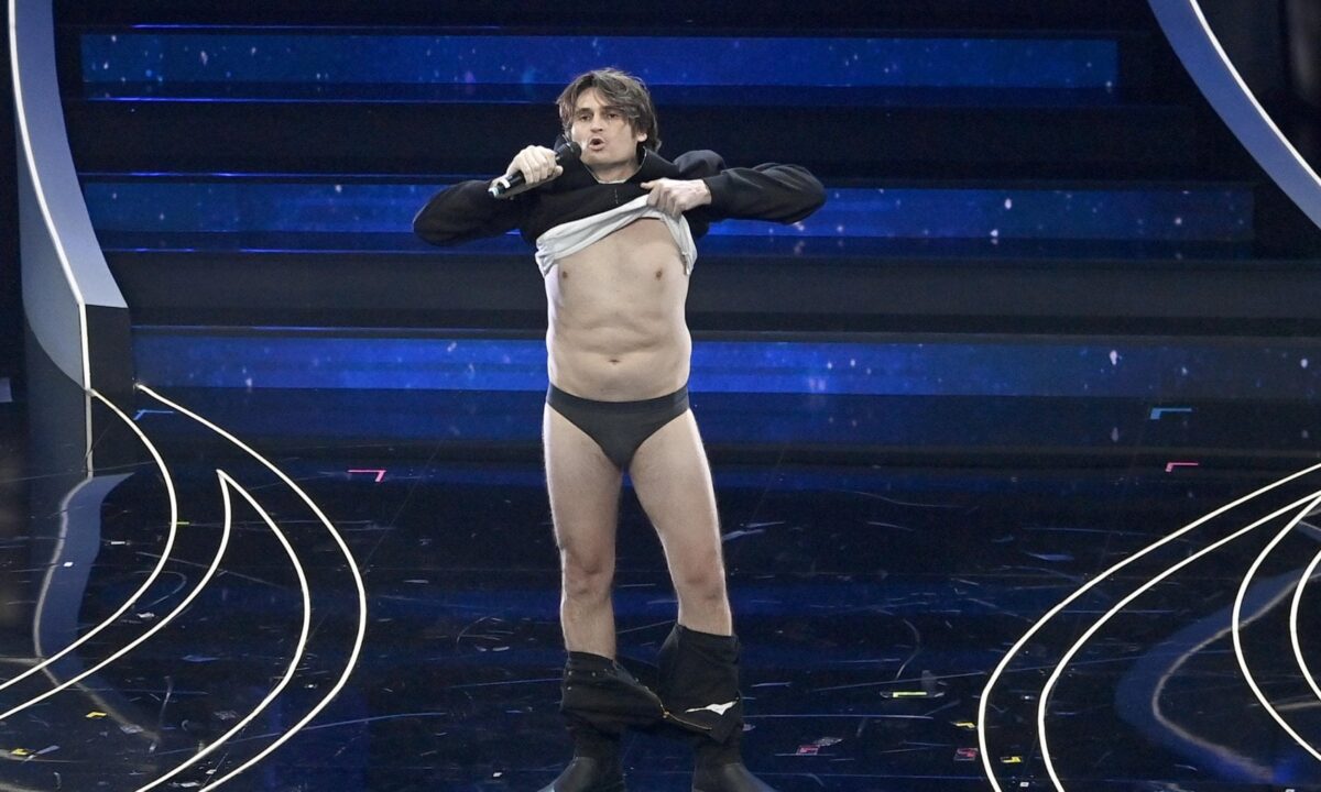 Sanremo 2023, Angelo Duro rimane in mutande sul palco dell’Ariston.