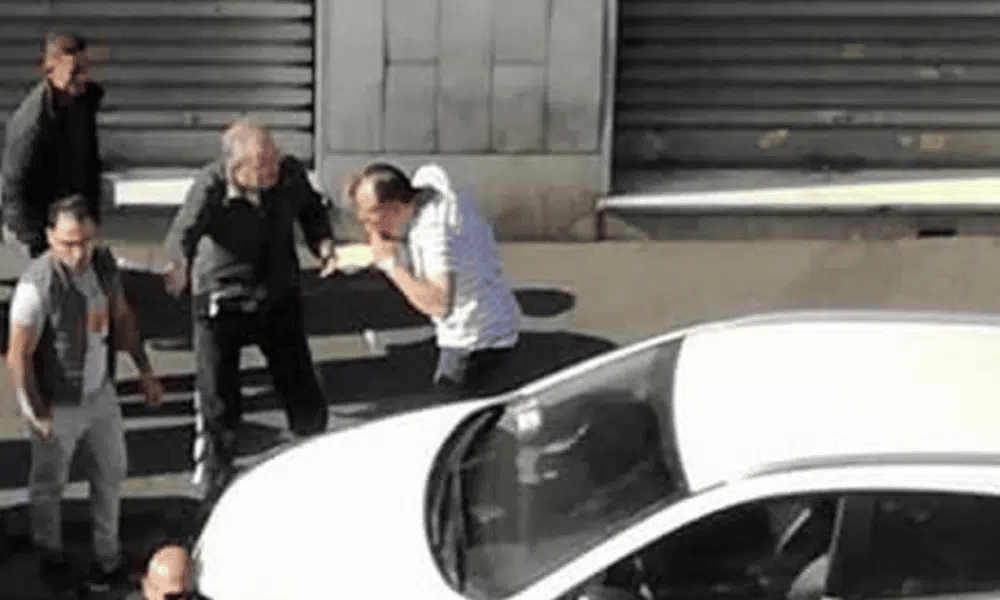 Incidente a Lucca, dà un pugno all'automobilista che ha investito due donne.