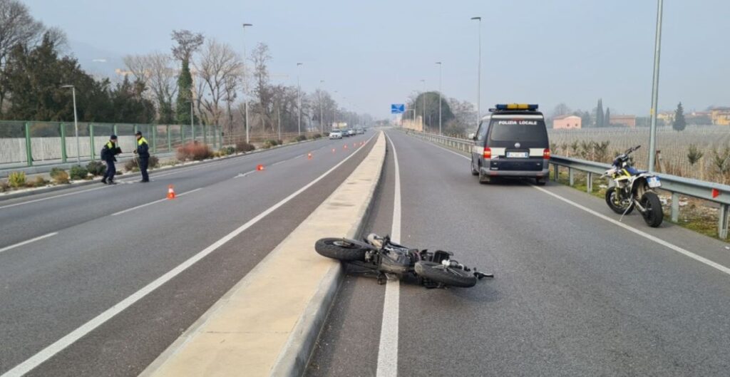 Incidente mortale in moto a Verona: Matteo Cola è morto a 18 anni.