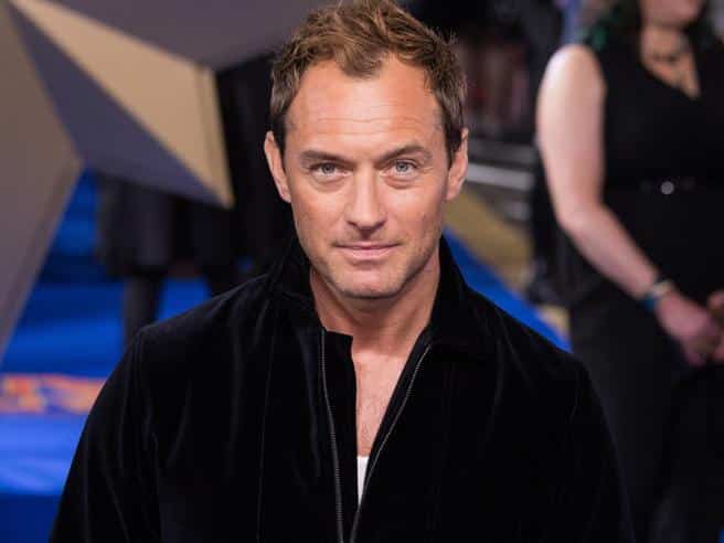 I capelli di Jude Law, diventato padre per la settima volta.