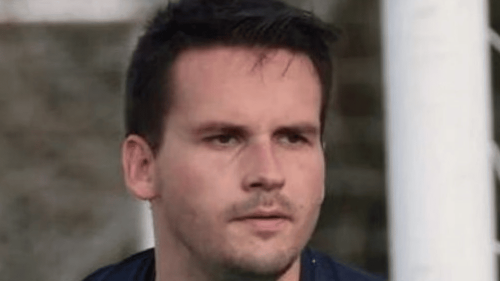 Arne Espeel si accascia e muore in campo dopo aver accusato un malore improvviso.