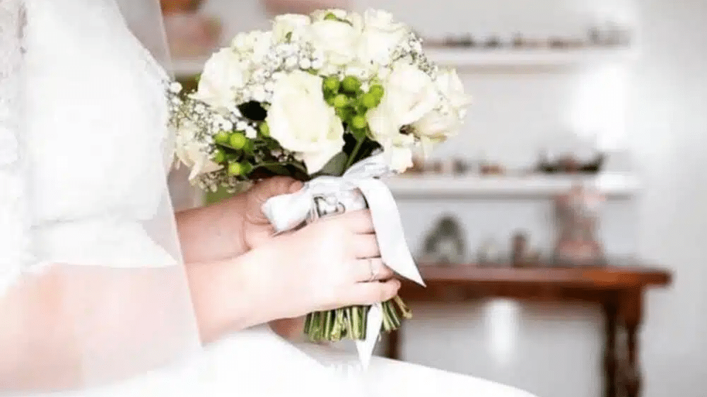 Nel giorno del suo matrimonio, scopre la suocera che allatta il marito in bagno.