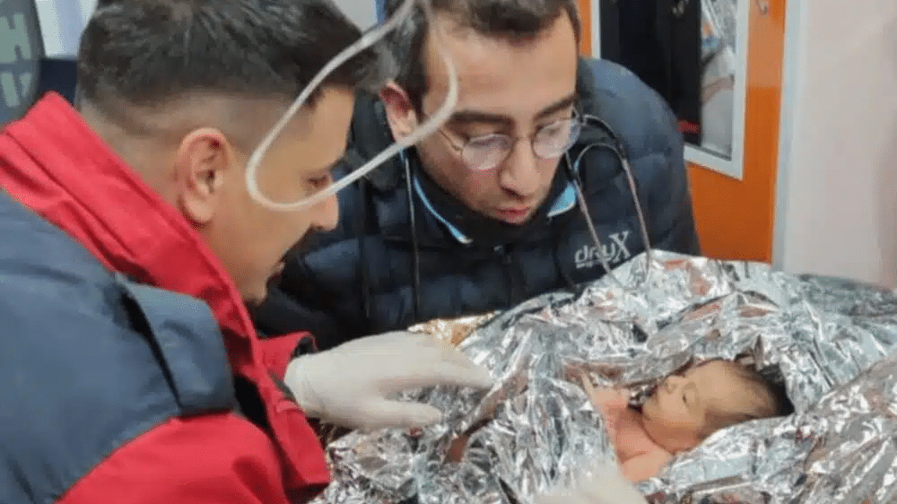 Yagiz, il neonato estratto vivo dalle macerie del terremoto in Turchia.