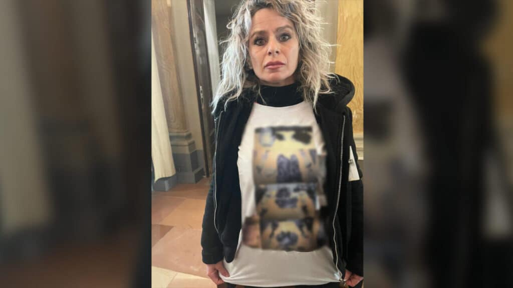 La mamma di Pamela Mastropietro, Alessandra Verni, con la maglietta raffigurante il cadavere fatto a pezzi della figlia.