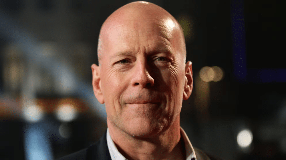 Auguri Bruce Willis, oggi compie 68 anni: "Per lui è impossibile parlare, leggere e scrivere ormai"