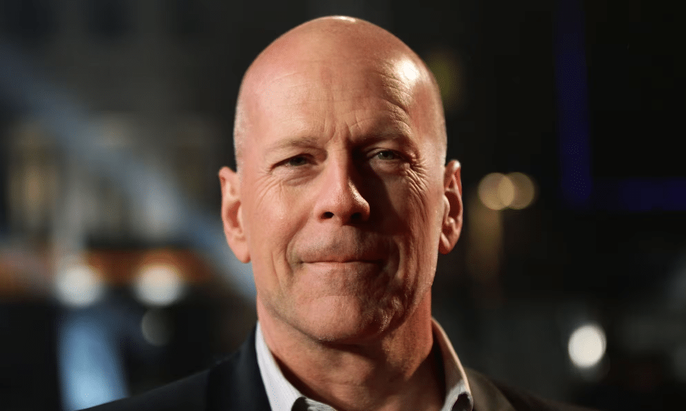 Auguri Bruce Willis, oggi compie 68 anni: "Per lui è impossibile parlare, leggere e scrivere ormai"