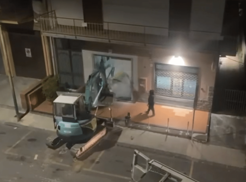 Catania Banda asporta bancomat con escavatore