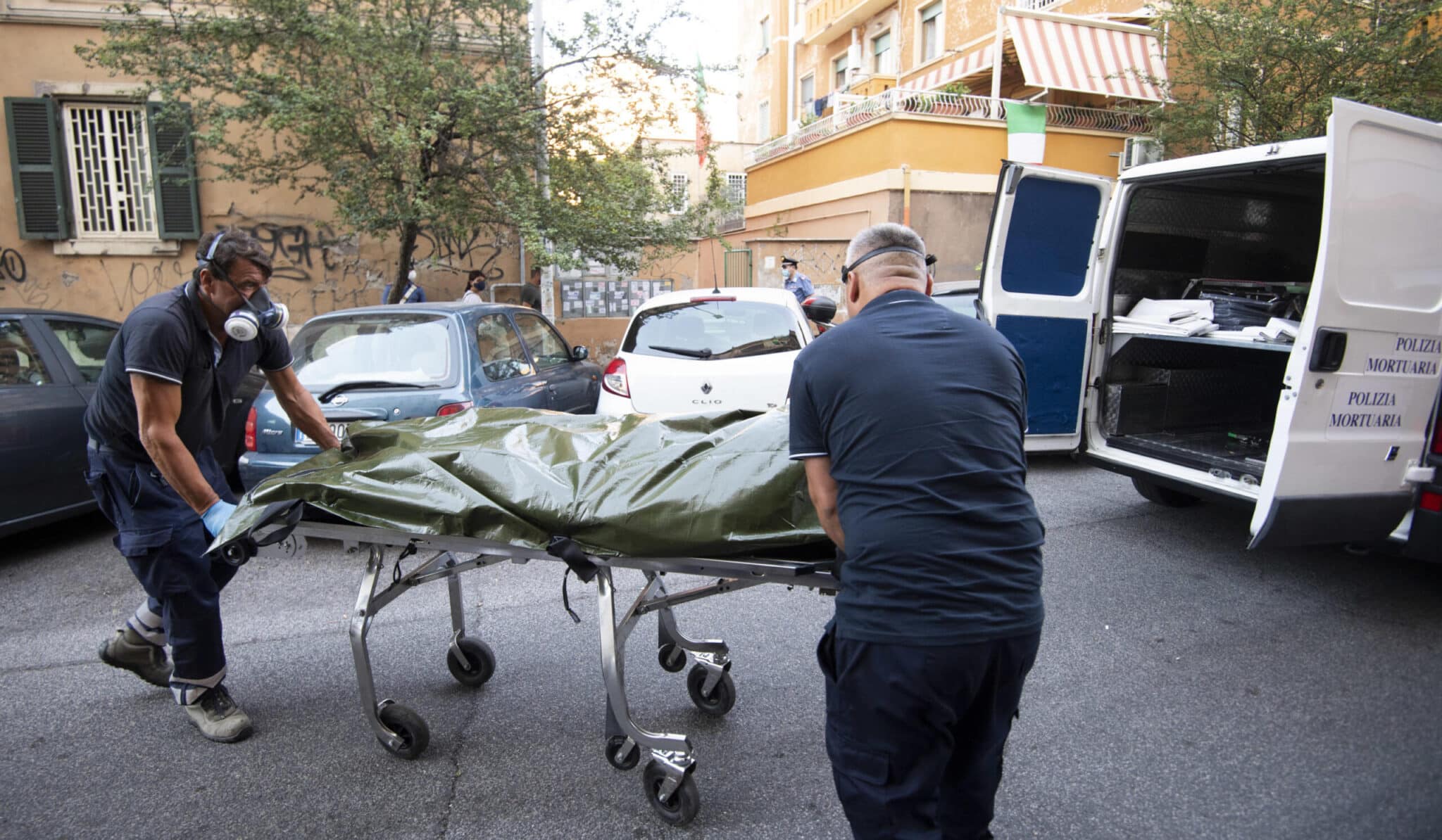 Giallo A Labaro, Mamma E Figlio Trovati Morti Con Un Fucile Accanto ...