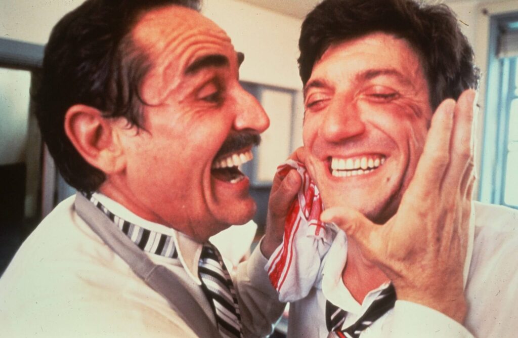 Gigi Proietti racconta l’amicizia con Vittorio Gassman: “In casa aveva un teatrino. Devo moltissimo a lui”