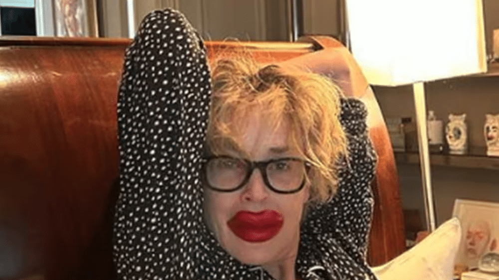 La provocazione di Sharon Stone con le labbra "rifatte" come regalo di compleanno: "Ora sono felice"