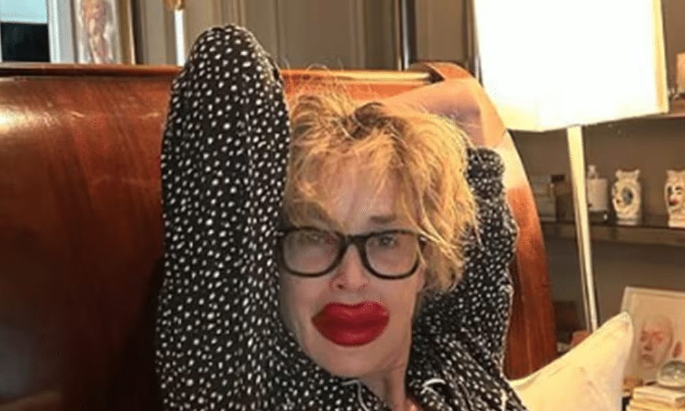 La provocazione di Sharon Stone con le labbra "rifatte" come regalo di compleanno: "Ora sono felice"