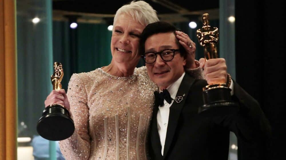 Oscar 2023: vincono Ke Huy Quan, il bambino de I Goonies e Jamie Lee Curtis, l’Ophelia di Una poltrona per due