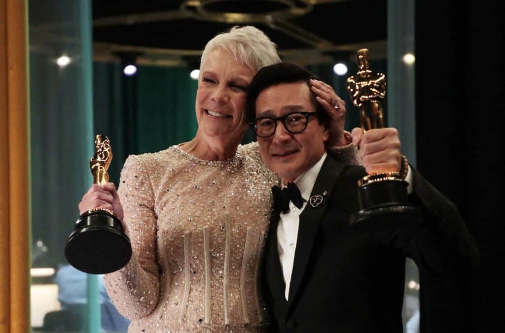 Oscar 2023: vincono Ke Huy Quan, il bambino de I Goonies e Jamie Lee Curtis, l’Ophelia di Una poltrona per due