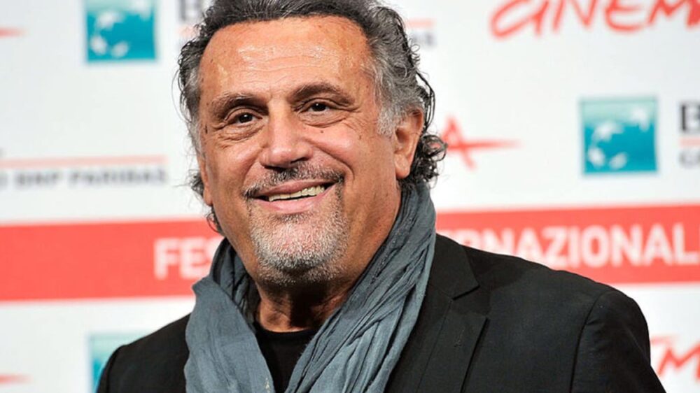 Tanti auguri ad Andrea Roncato, l’amato Loris Batacchi e la relazione con Moana Pozzi: “Rimanemmo insieme per sei mesi, poi la lasciai”