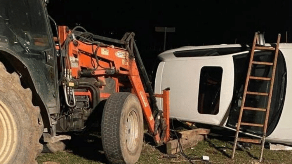 Tenta il sorpasso di un trattore ma finisce fuori strada e si ribalta con l'auto: Riccardo muore a 24 anni