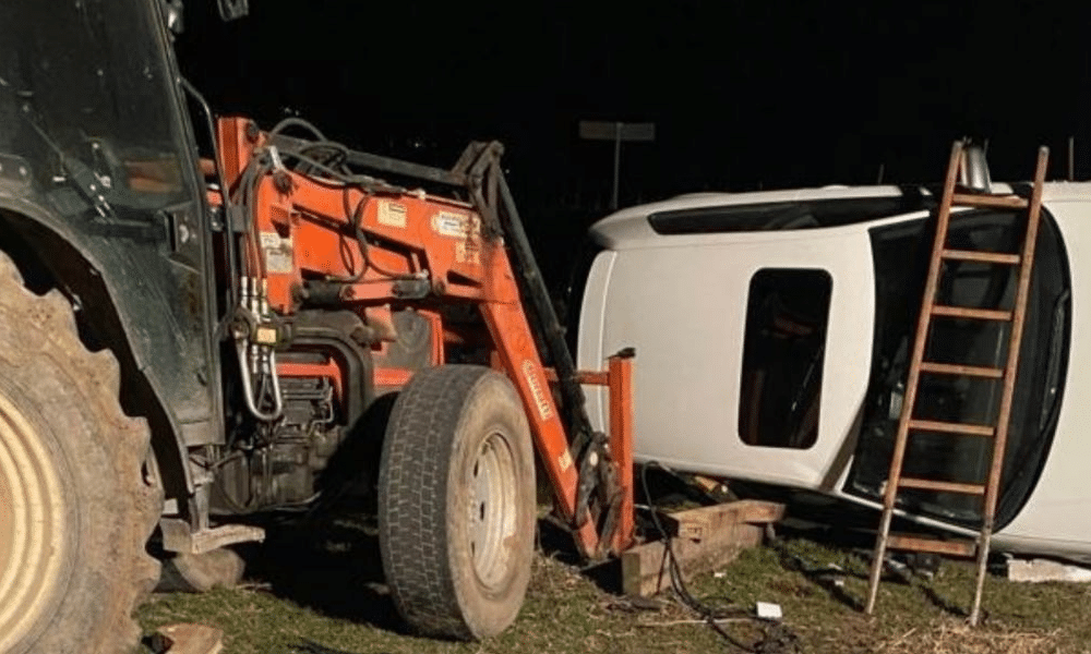 Tenta il sorpasso di un trattore ma finisce fuori strada e si ribalta con l'auto: Riccardo muore a 24 anni