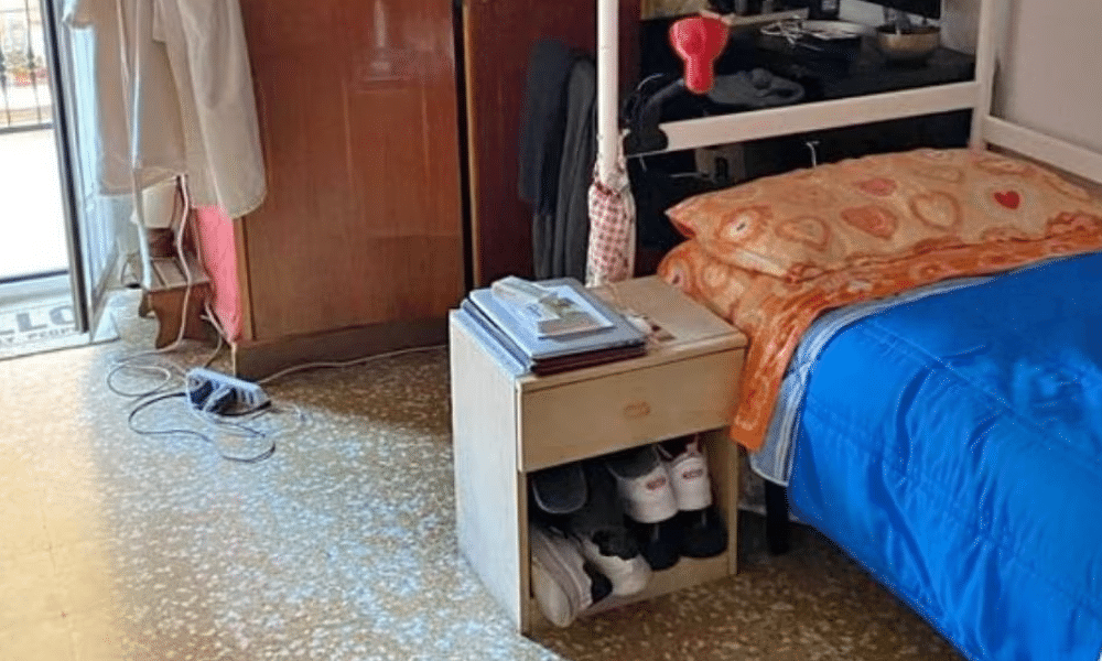 Un letto a castello nella periferia di Milano costa 400 euro, l'annuncio: "Solo per chi già lavora"