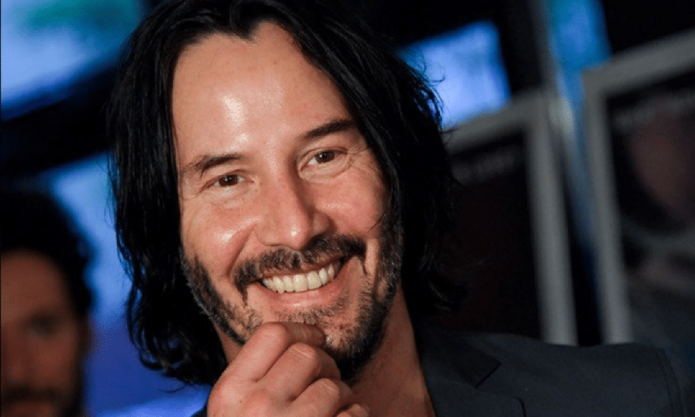 Urlano a Keanu Reeves: "Sposami!", la reazione dell'attore eletto "il fidanzato perfetto" dal web