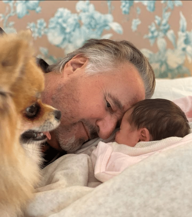 La tenerissima foto in casa De Sica con nonno Christian, il cagnolino e la nipotina Bianca.