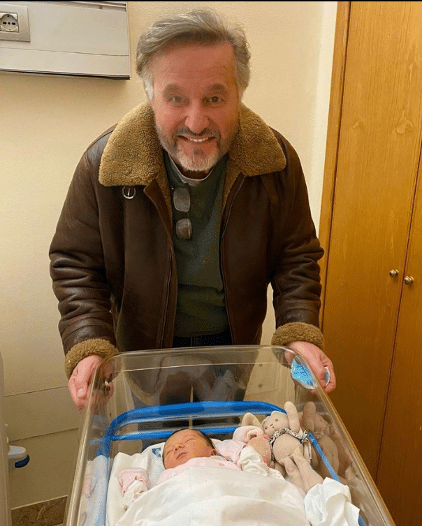 Nonno Christian De Sica con la nipotina Bianca il giorno della sua nascita.
