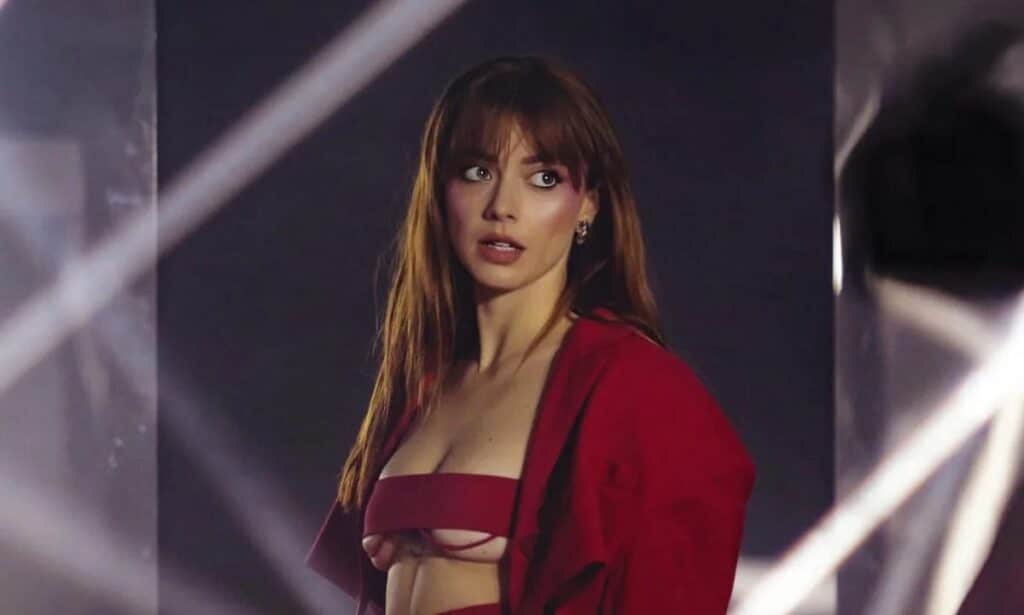 Annalisa supersexy: il nuovo look con il caschetto nero e il singolo “Mon Amour”