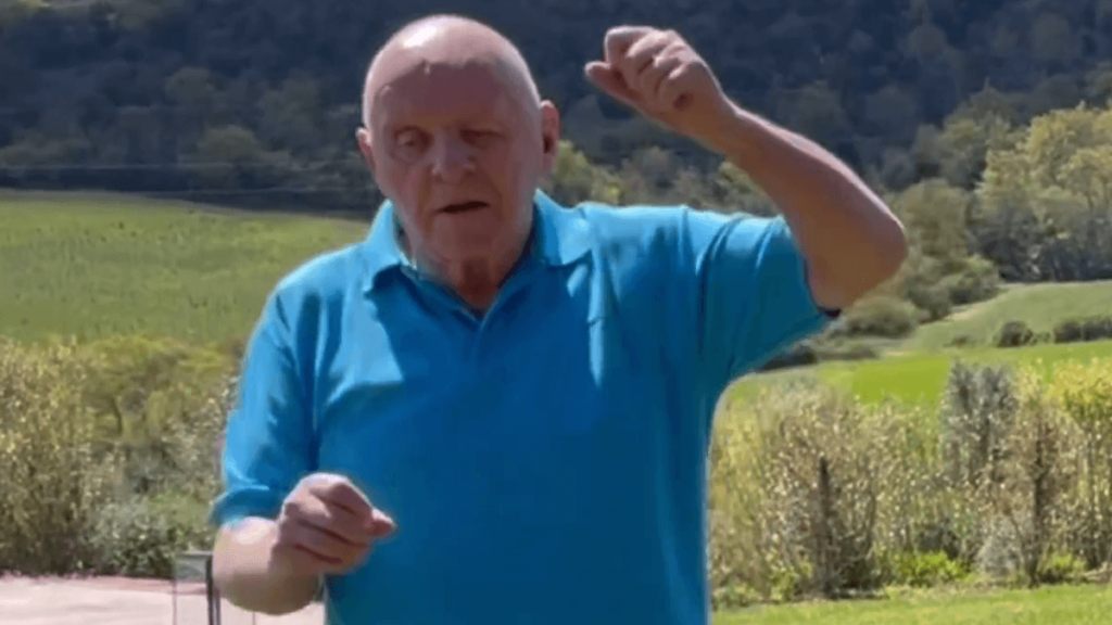 Anthony Hopkins, eterno ragazzino di 85 anni che balla Mambo Italiano il VIDEO è virale