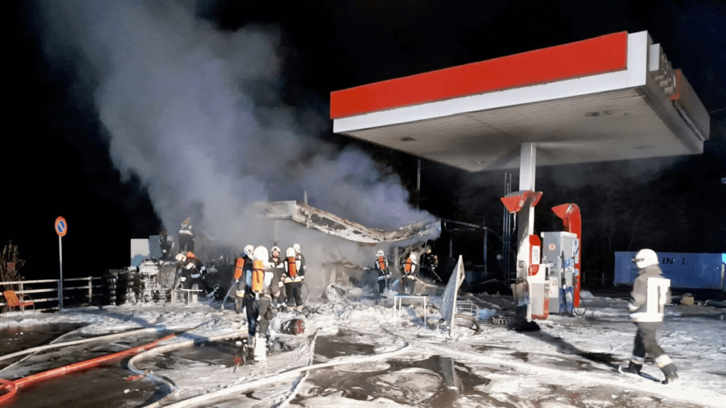 Auto va a sbattere contro distributore di benzina un ferito grave