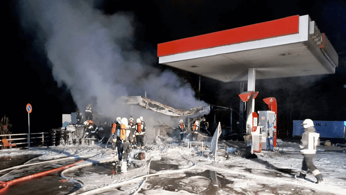 Auto va a sbattere contro distributore di benzina un ferito grave