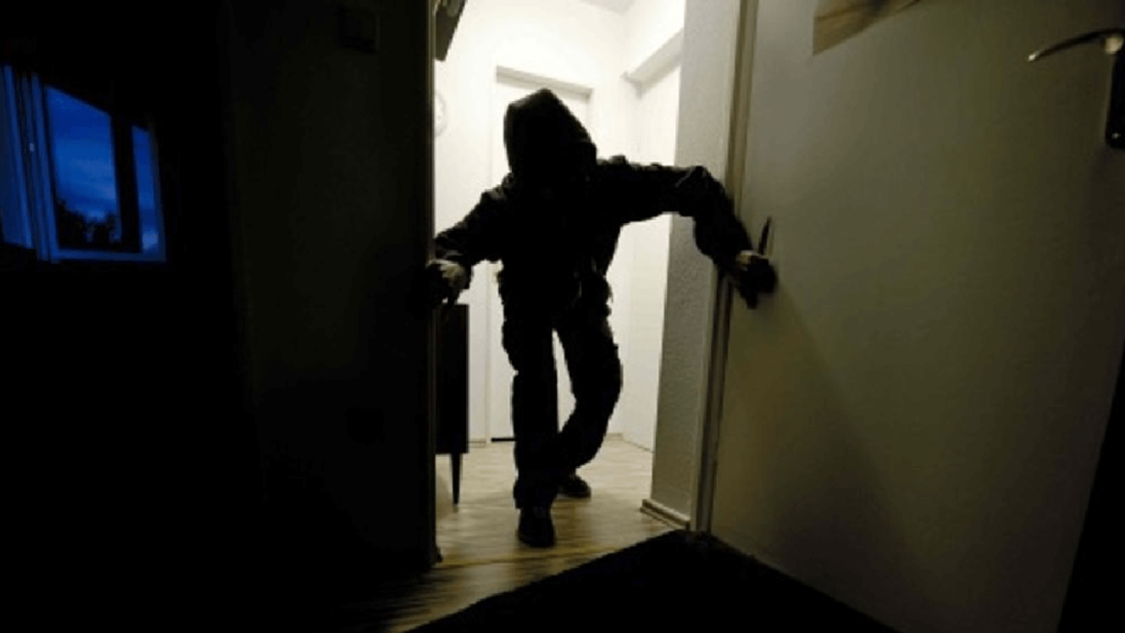 Bergamo, casalinga scopre ladro in casa e lo chiude all'interno arrestato un 26enne