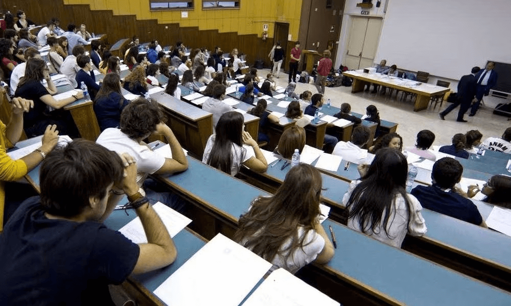 Chieti, mente ai genitori sugli esami studente 29enne si suicida