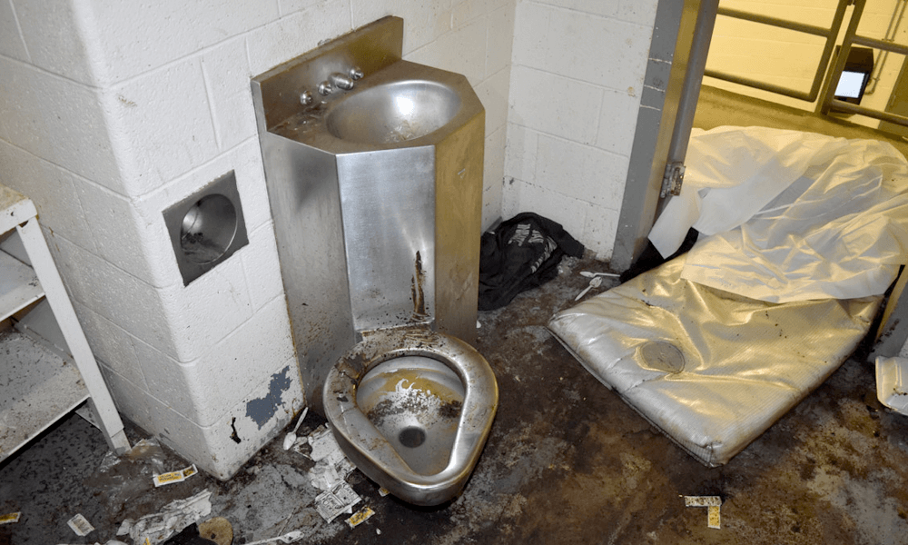 Detenuto 35enne mangiato vivo dagli insetti, trovato morto in cella Nessuno si è preoccupato di lui