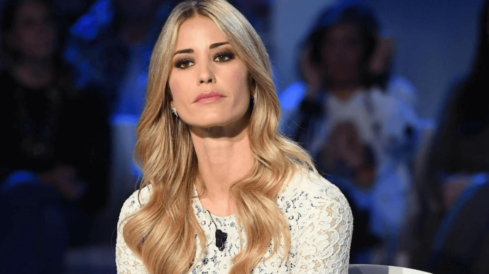 Elena Santarelli accusata dai prof dei figli di non essere presente, lo sfogo Pensate a vostri bimbi