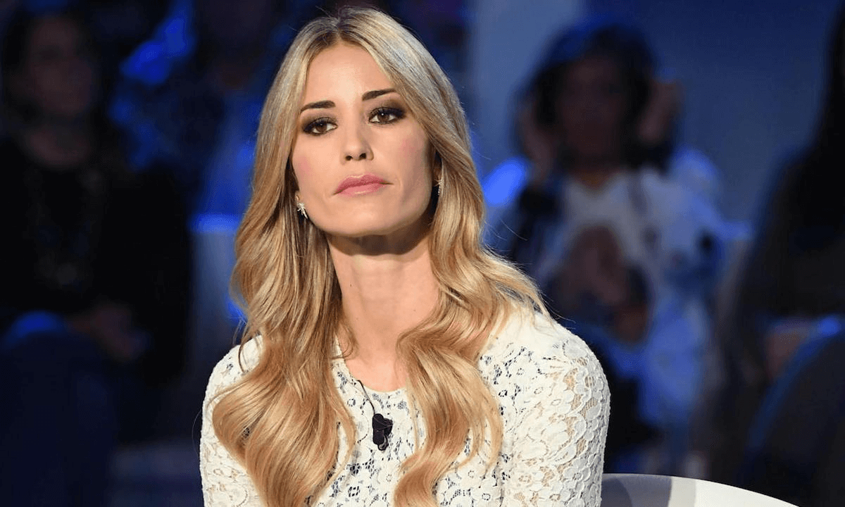 Elena Santarelli accusata dai prof dei figli di non essere presente, lo sfogo Pensate a vostri bimbi