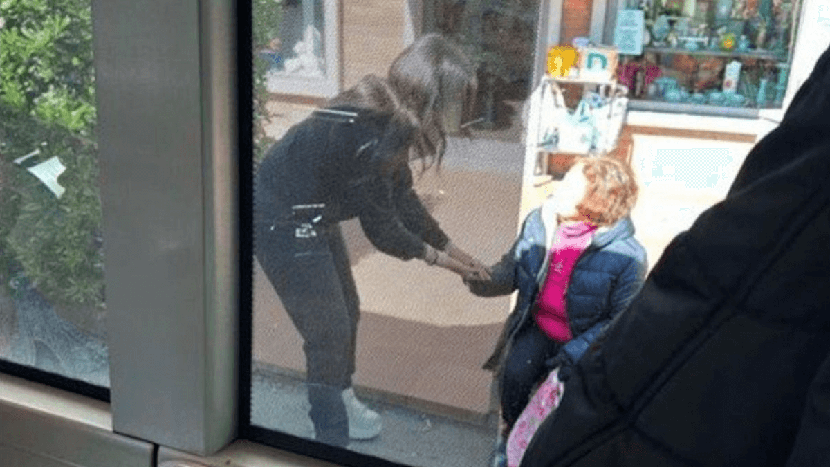 Il buono che c’è nel mondo, l’autista di bus si ferma e accompagna l'anziana il gesto inaspettato