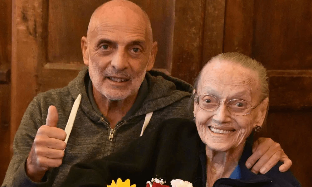 Il dolore di Paolo Brosio Mamma è morta sotto i miei occhi, eravamo in videochiamata