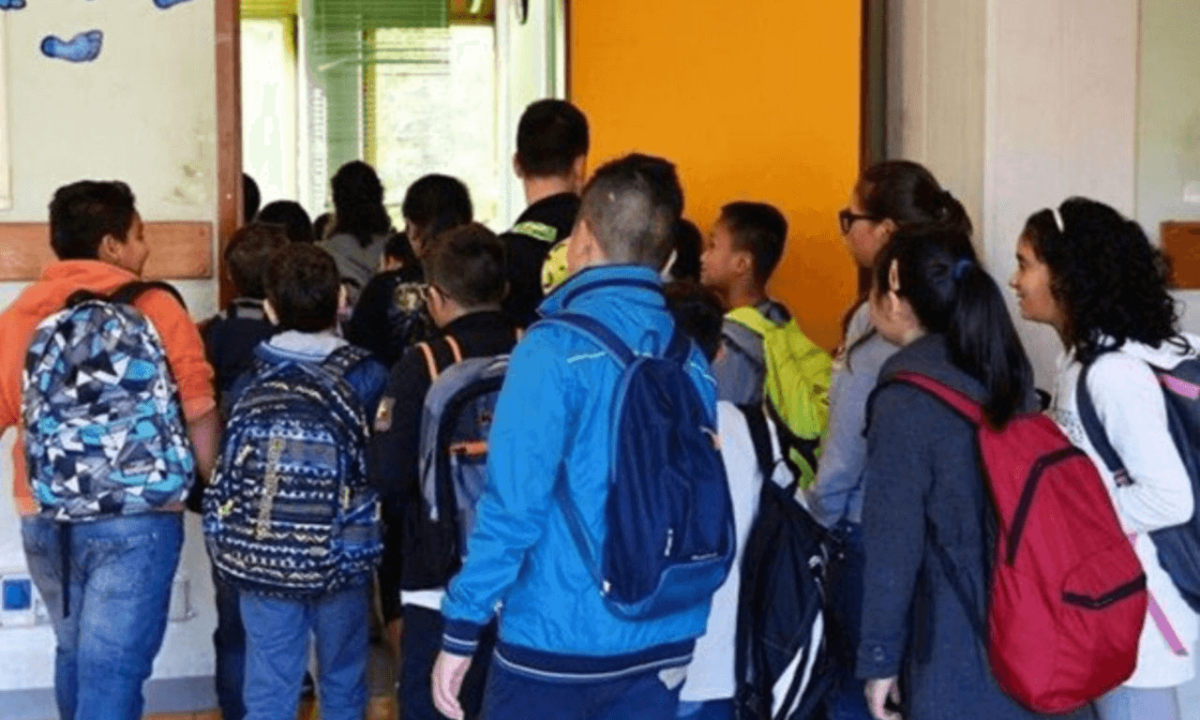 Il figlio non viene invitato alla festa, la mamma “Crudele, è tornato a casa in lacrime”