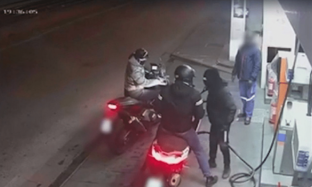 Napoli, rifiuta di dare scooter ai ladri che gli sparano alle gambe il VIDEO shock