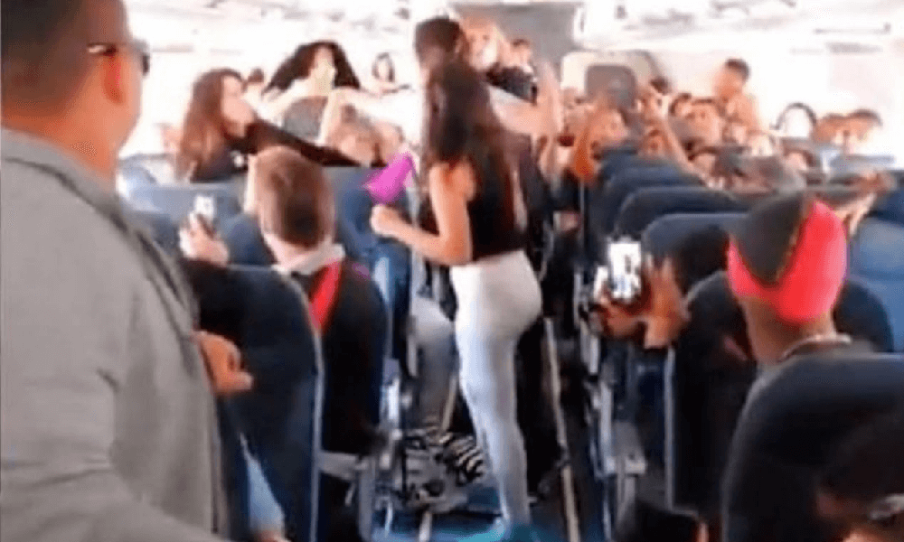 Pagate un extra se il bambino deve piangere tutto il tempo e scoppia il caos a bordo del volo