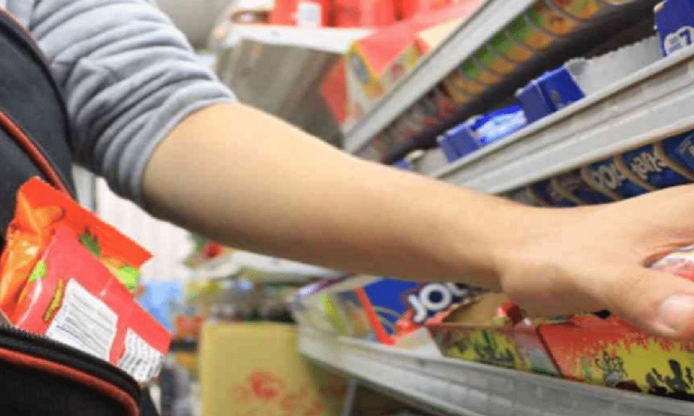 Pescara, donna ruba al supermercato il bel gesto dei carabinieri che le pagano la spesa