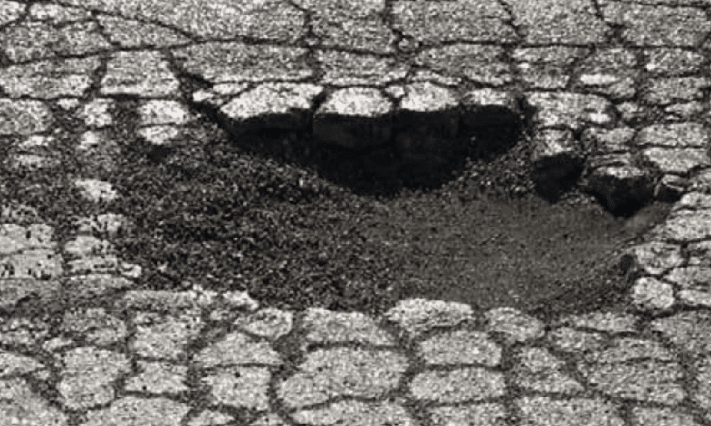 Roma invasa dalle buche, i bus costretti a saltare le fermate La strada è impraticabile