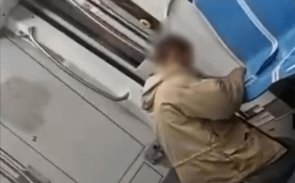 Roma, uomo sniffa cocaina in metro il VIDEO fa il giro del web